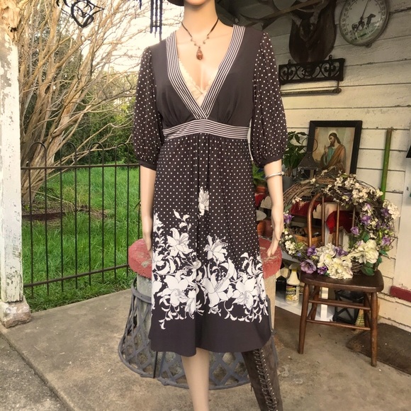 Y2K BCBG Max Azaria Midi Dress. EUC- Boho, 70s style, 3/4 sleeves. Size M - Picture 4 of 11